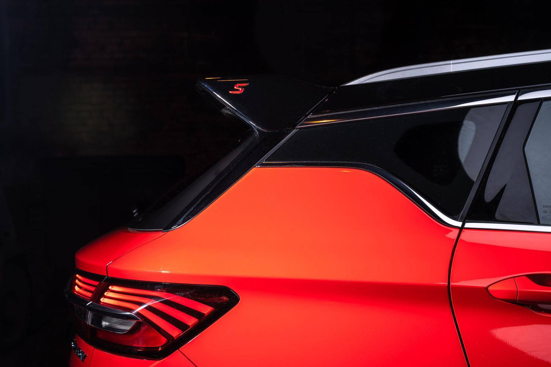 /img/cars/1637050942-exterior_geely_Coolray_5.jpg
