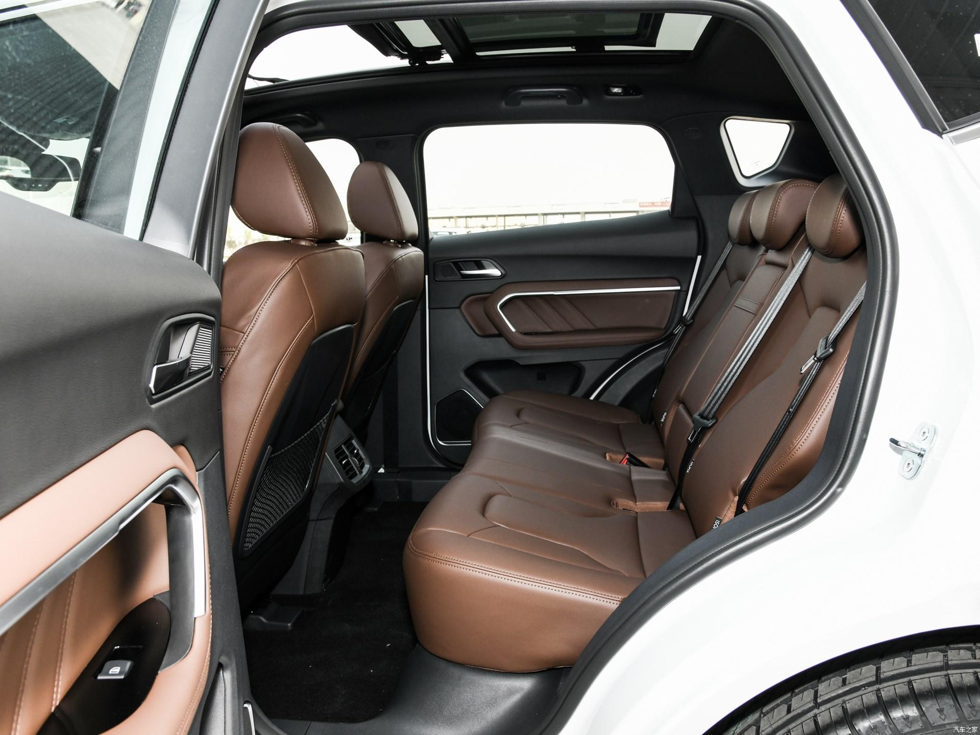 /img/cars/1637051157-interior_haval_H6_4.jpg