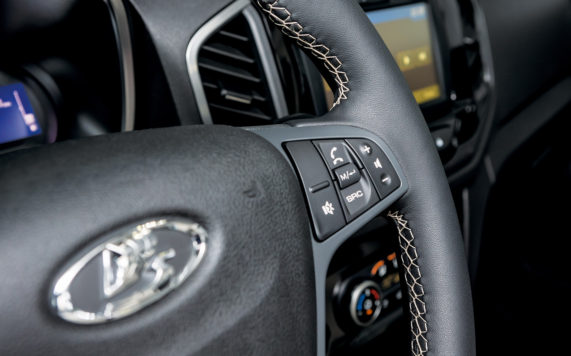 /img/cars/1637052420-interior_lada_XRAY_10.jpg