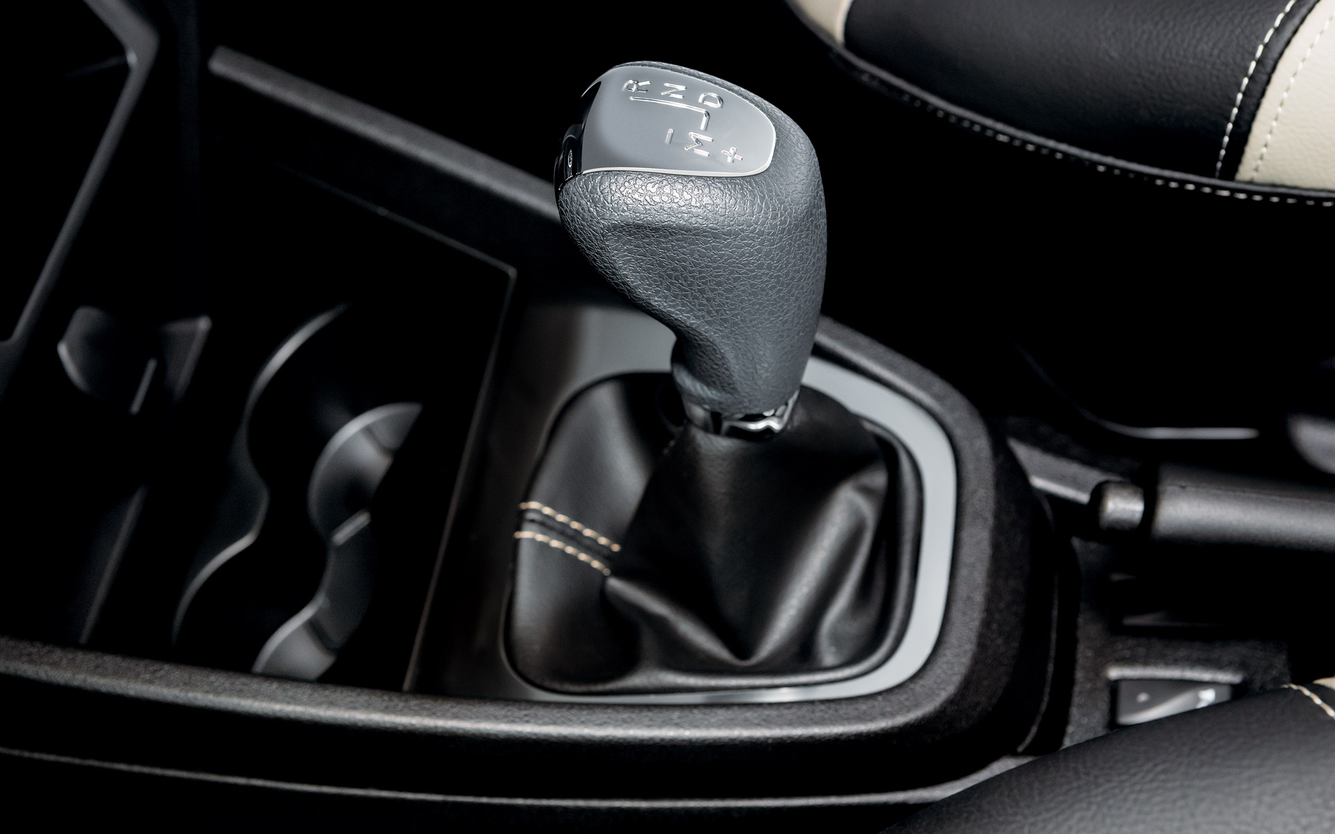 /img/cars/1637052421-interior_lada_XRAY_12.jpg