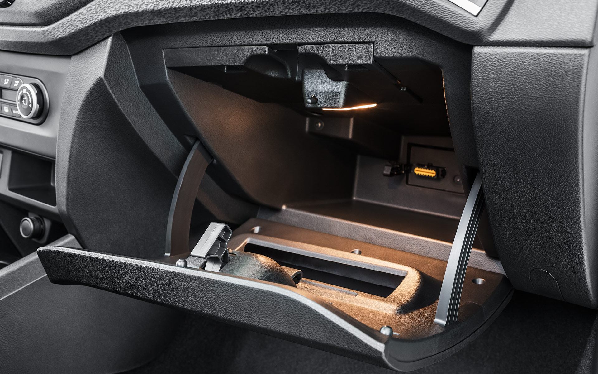 /img/cars/1637052422-interior_lada_XRAY_5.jpg