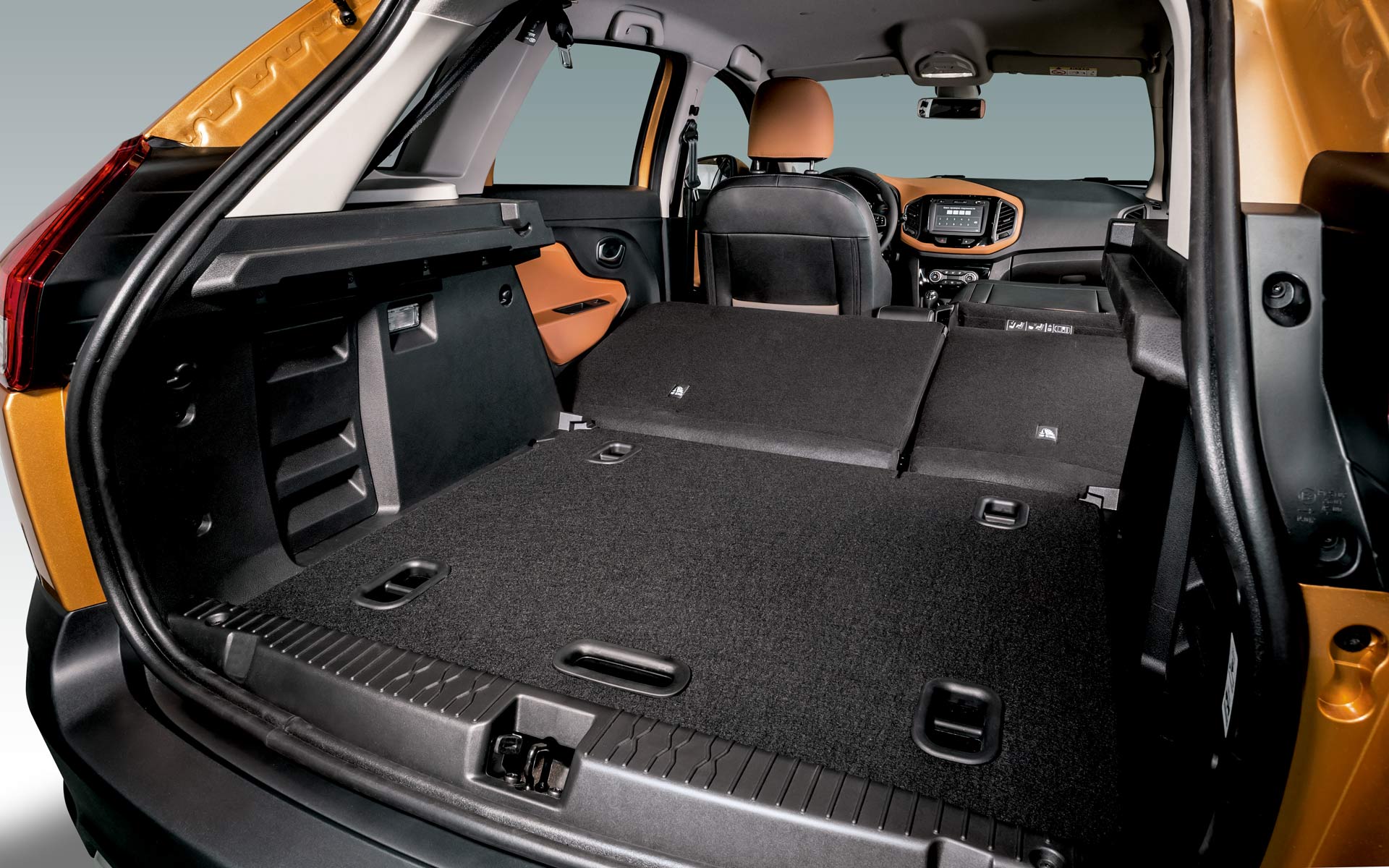 /img/cars/1637052448-interior_lada_XRAY_Cross_1.jpg