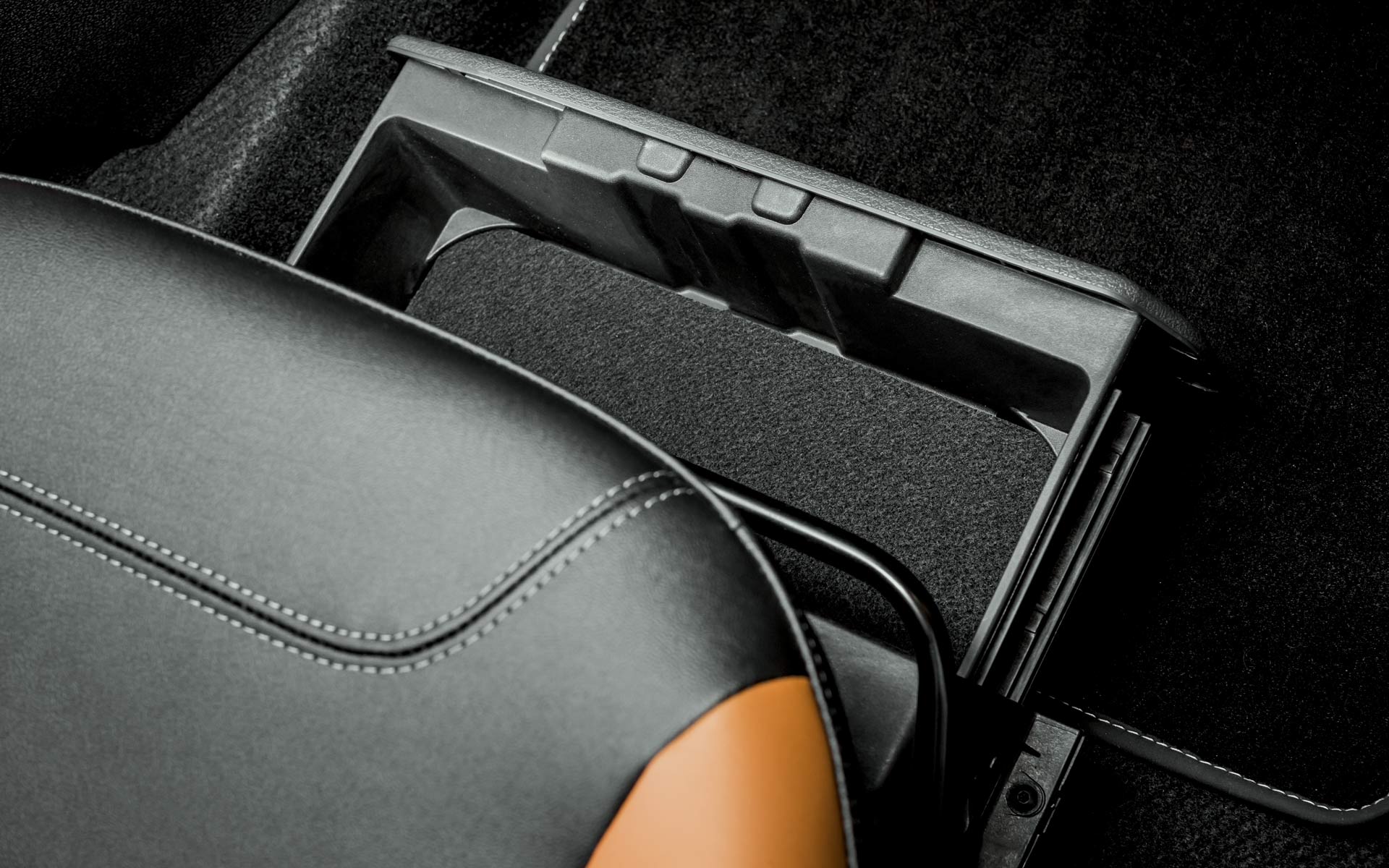 /img/cars/1637052448-interior_lada_XRAY_Cross_5.jpg