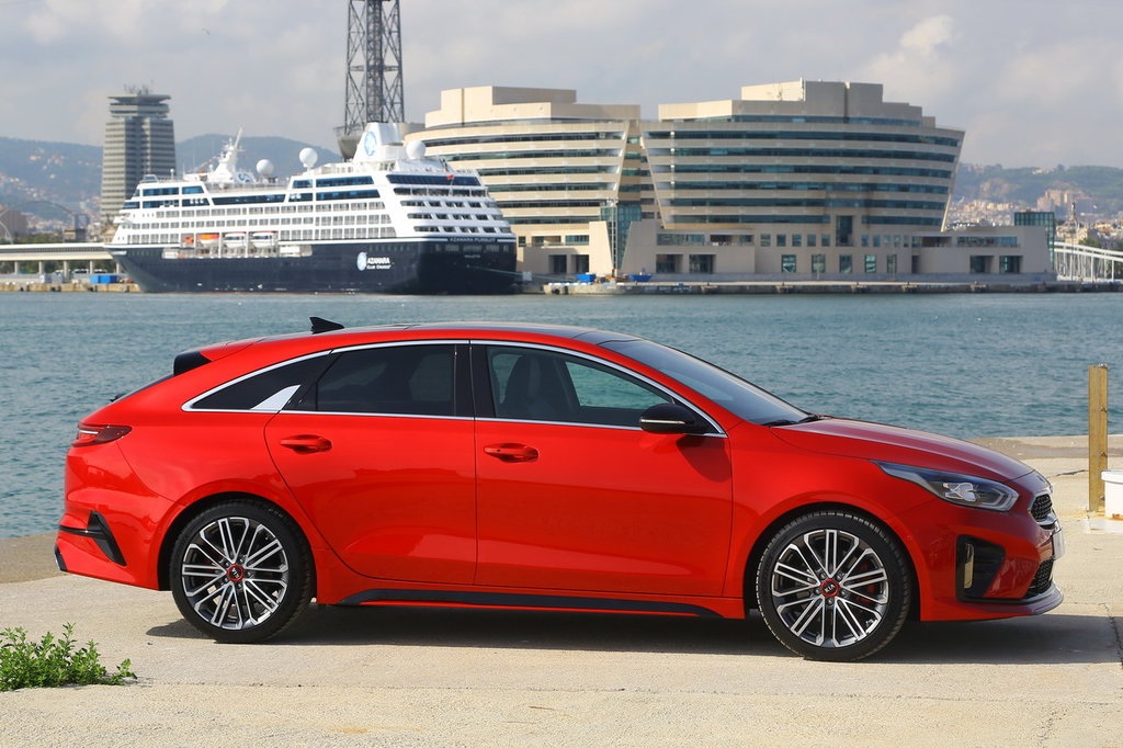 /img/cars/1667998326-kia_cee_d_887606.jpg