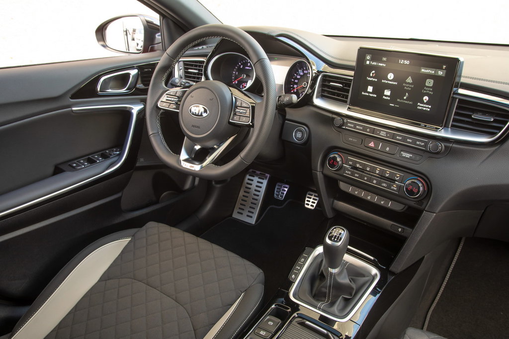 /img/cars/1667998326-kia_cee_d_887616.jpg