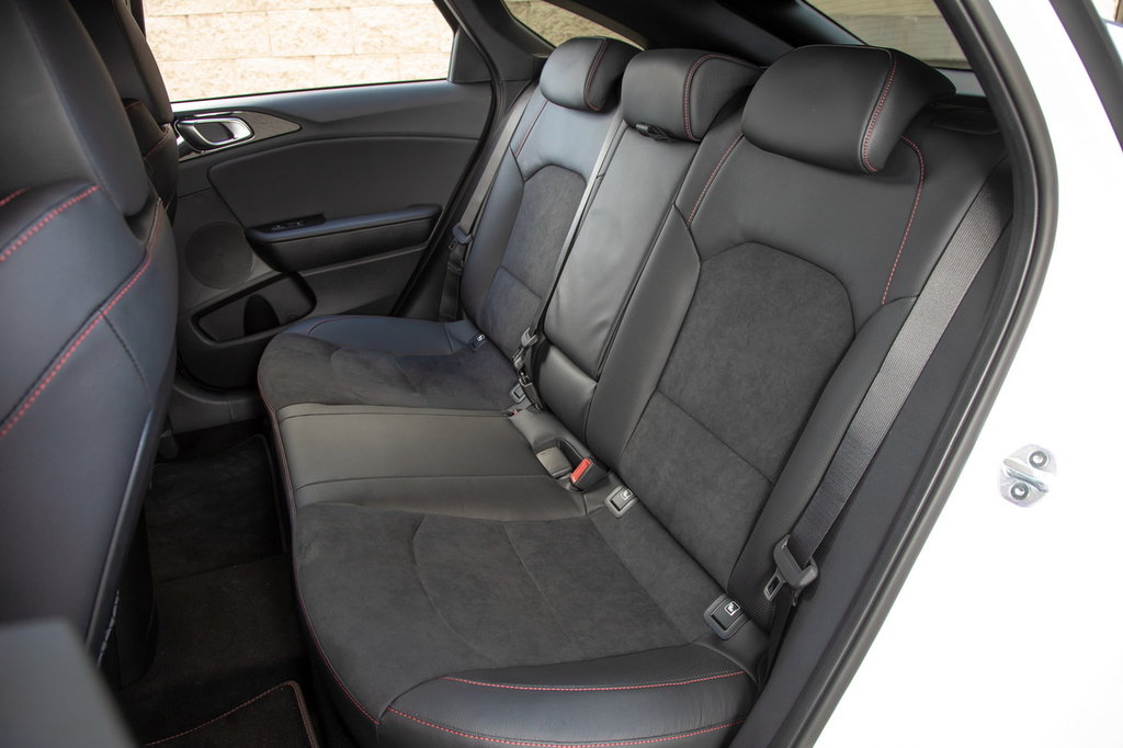 /img/cars/1667998326-kia_cee_d_887619.jpg